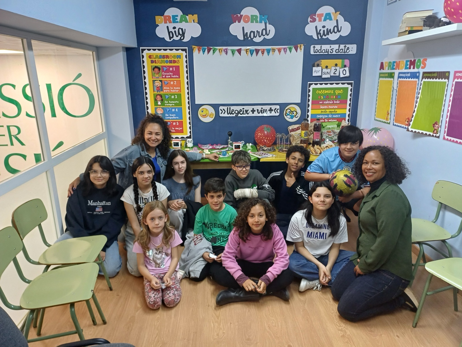 Students and mentors gathered in a Chanak community classroom in Spain
