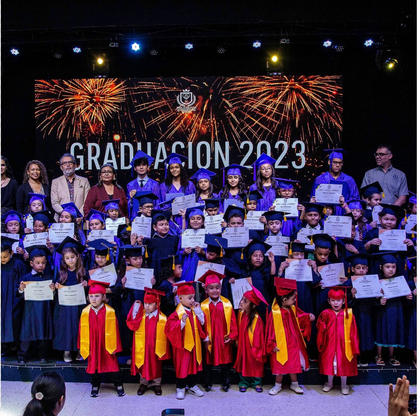 Estudiantes celebrando una graduación internacional
