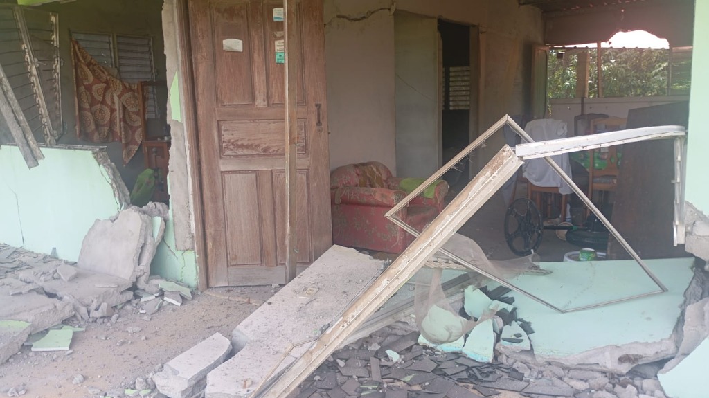 Techos de zinc desprendidos y vigas colapsadas en vivienda rural